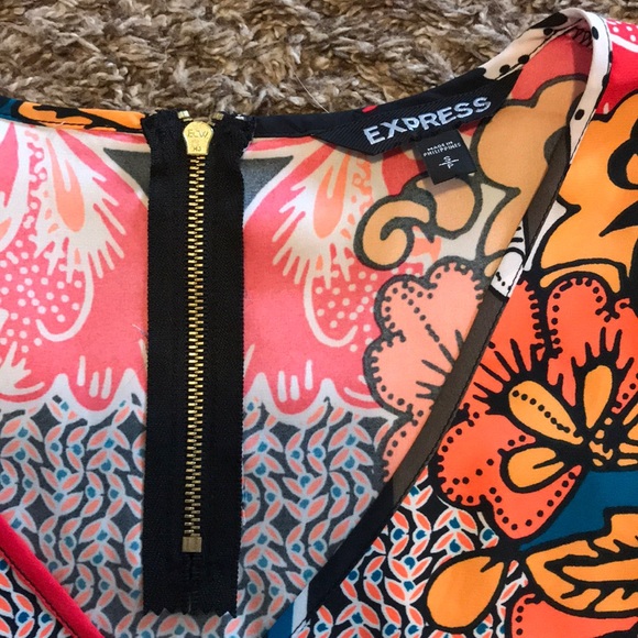 Express Printed Rolled Sleeve Blouse Size Small - Picture 2 of 2